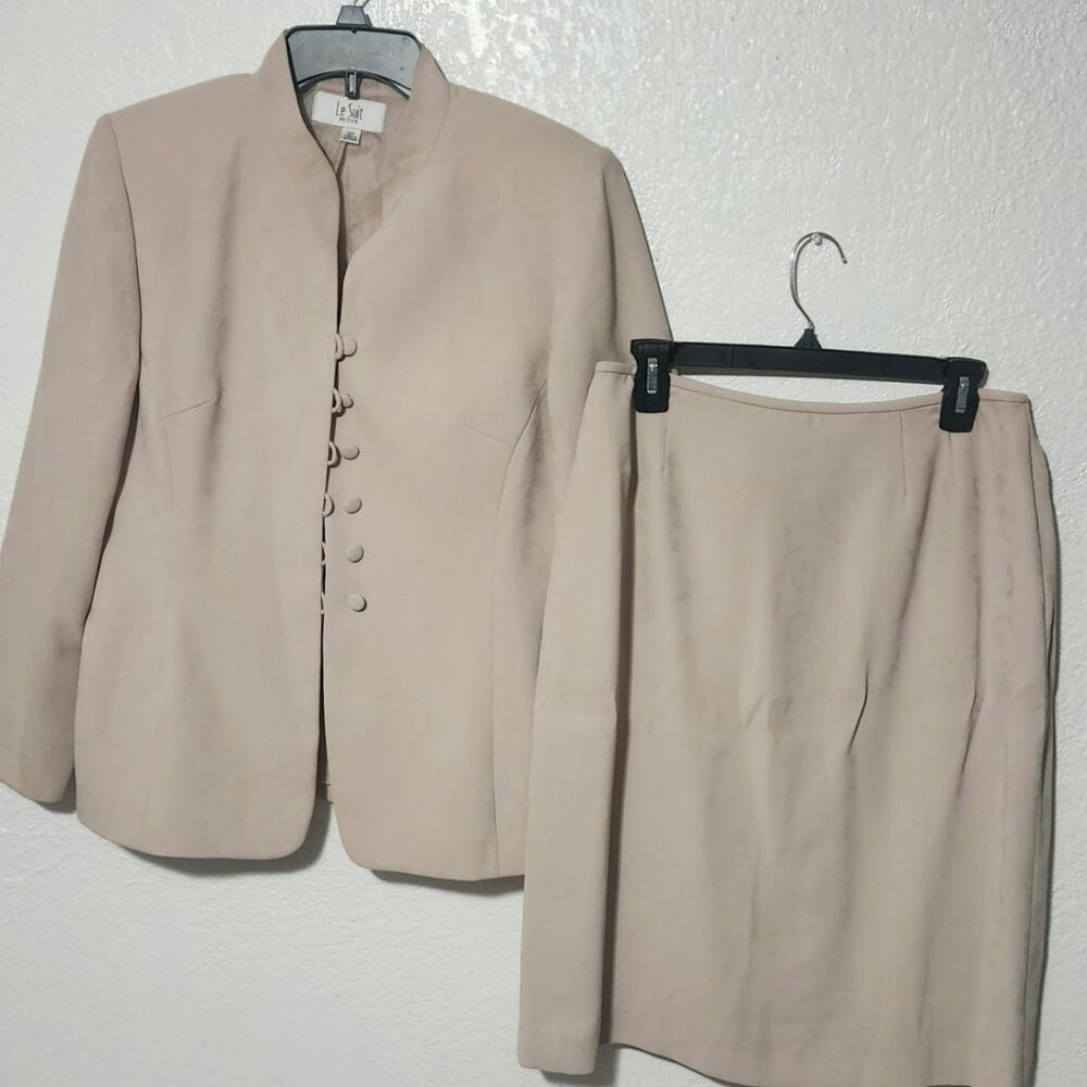 COPY - Classy & Elgant LE SUIT PETITE 2 piece Skirt Suit Size 12P Cream Beige F…